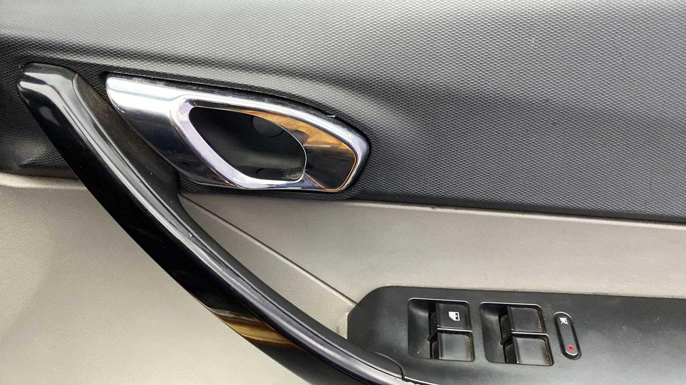 2018 Tata Tiago XZA PETROL, Petrol, Automatic, 62,401 km, Driver Side Door Panels Control