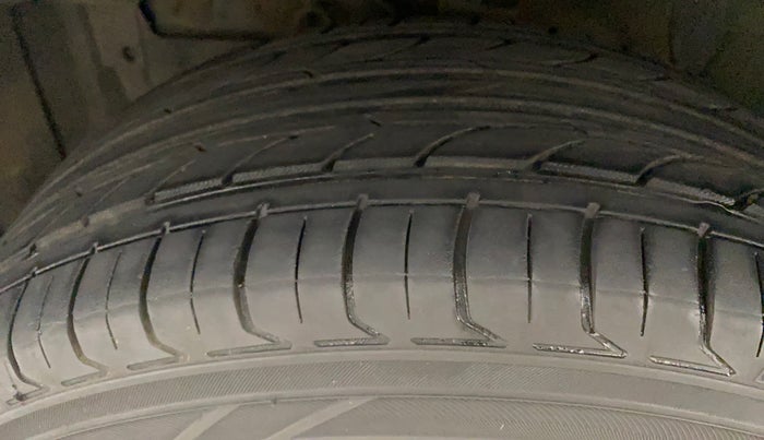 2016 Maruti Vitara Brezza ZDI, Diesel, Manual, 55,103 km, Left Front Tyre Tread