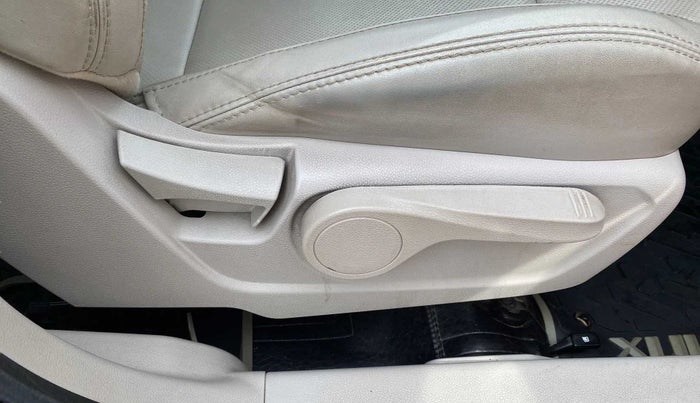 2021 Mahindra XUV300 W8 (O) 1.2 PETROL, Petrol, Manual, 43,480 km, Driver Side Adjustment Panel
