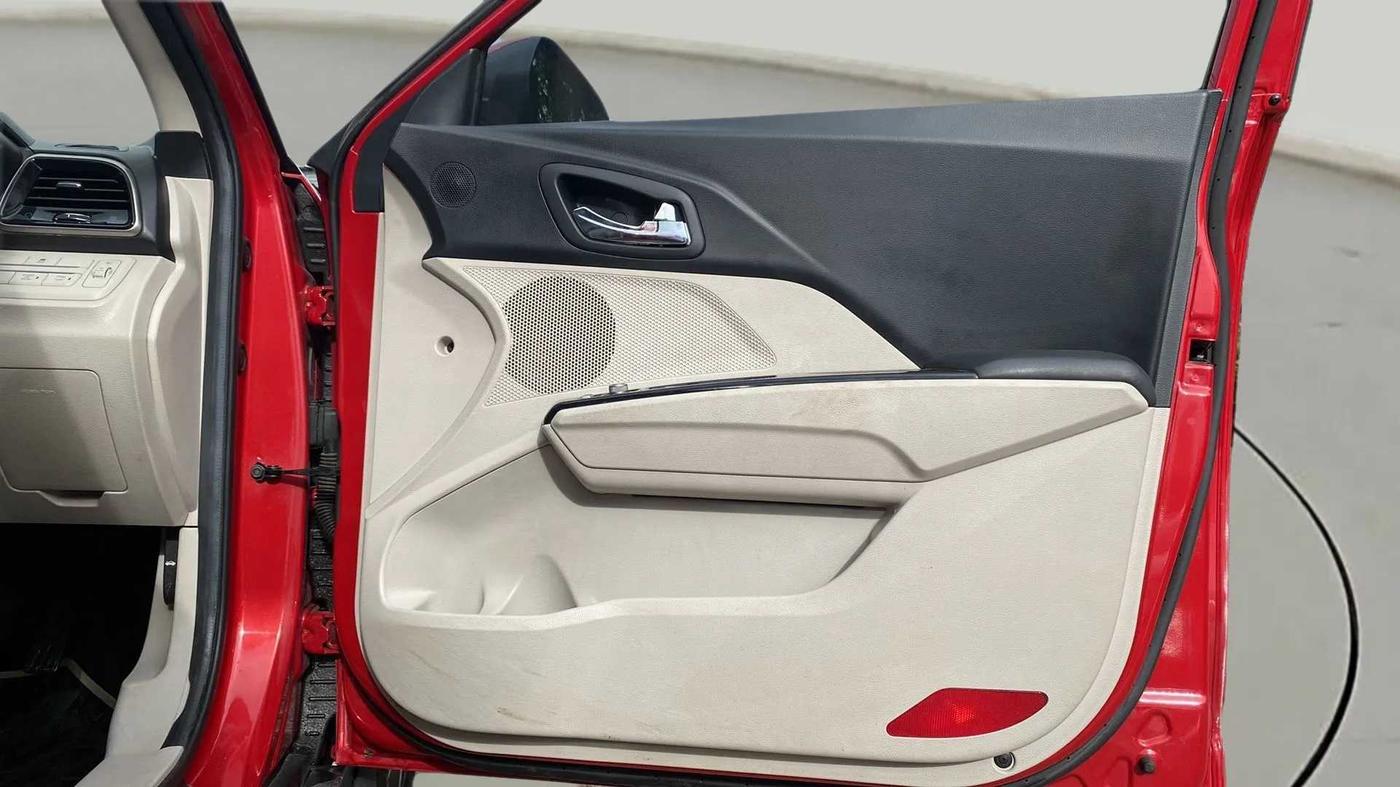 2021 Mahindra XUV300 W8 (O) 1.2 PETROL, Petrol, Manual, 43,480 km, Driver Side Door Panels Control