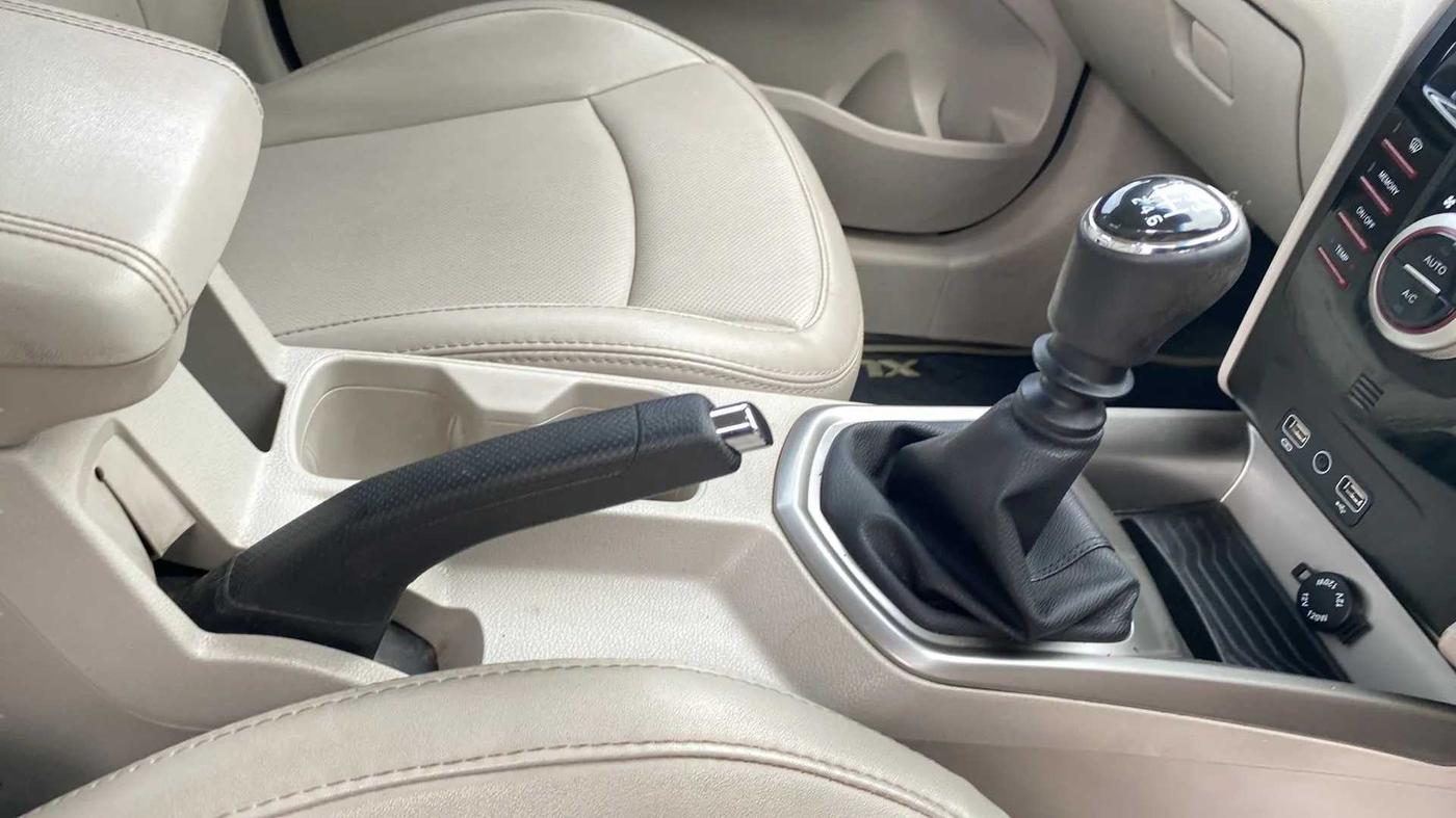 2021 Mahindra XUV300 W8 (O) 1.2 PETROL, Petrol, Manual, 43,480 km, Gear Lever