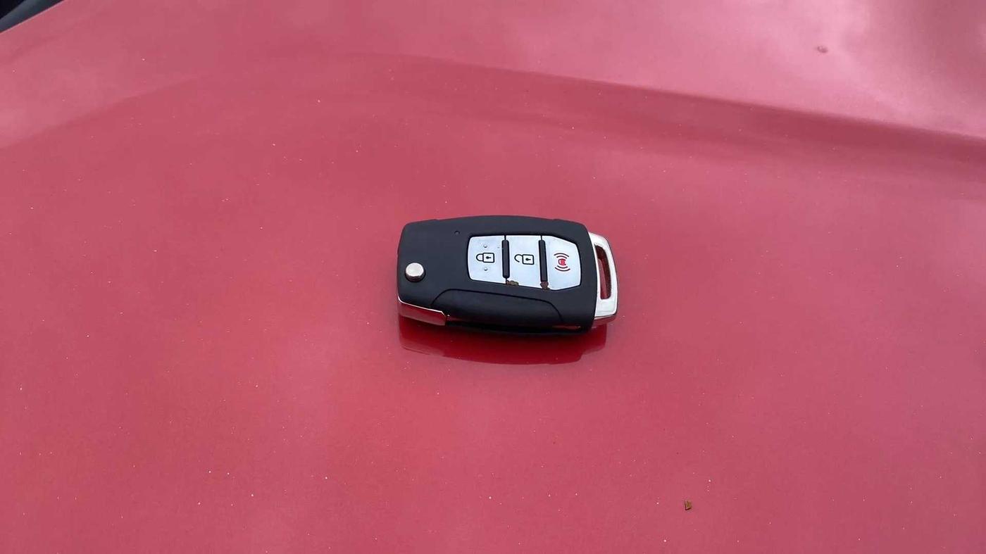 2021 Mahindra XUV300 W8 (O) 1.2 PETROL, Petrol, Manual, 43,480 km, Key Close Up