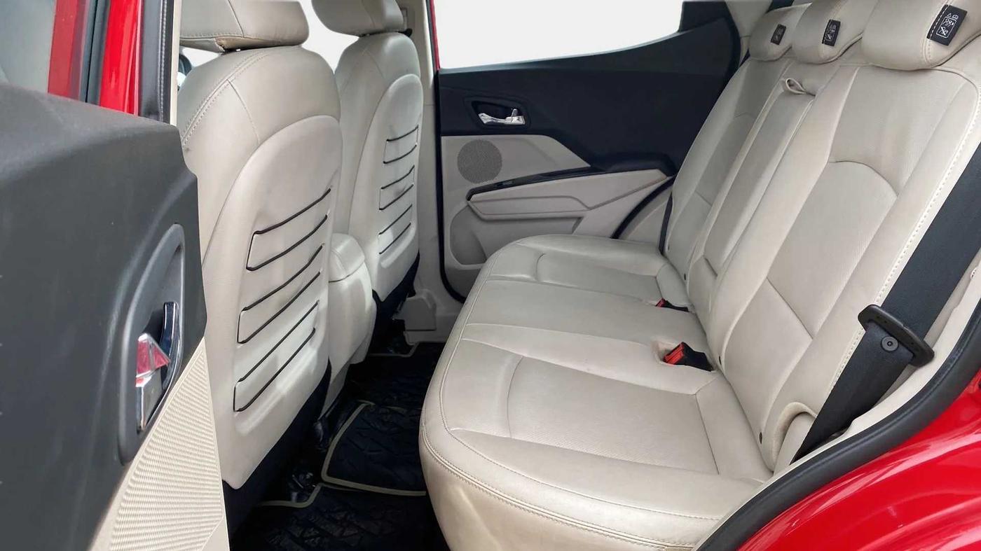 2021 Mahindra XUV300 W8 (O) 1.2 PETROL, Petrol, Manual, 43,480 km, Right Side Rear Door Cabin