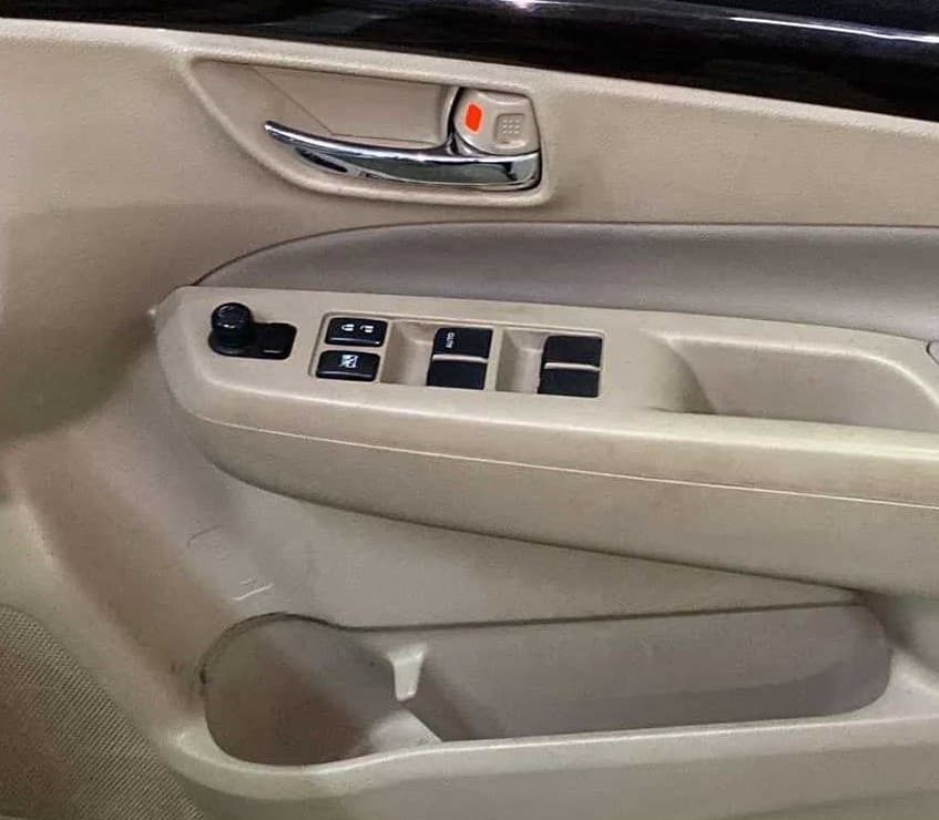 2017 Maruti Ciaz ZETA 1.4  AT PETROL, Petrol, Automatic, 74,037 km, Driver Side Door Panels Control