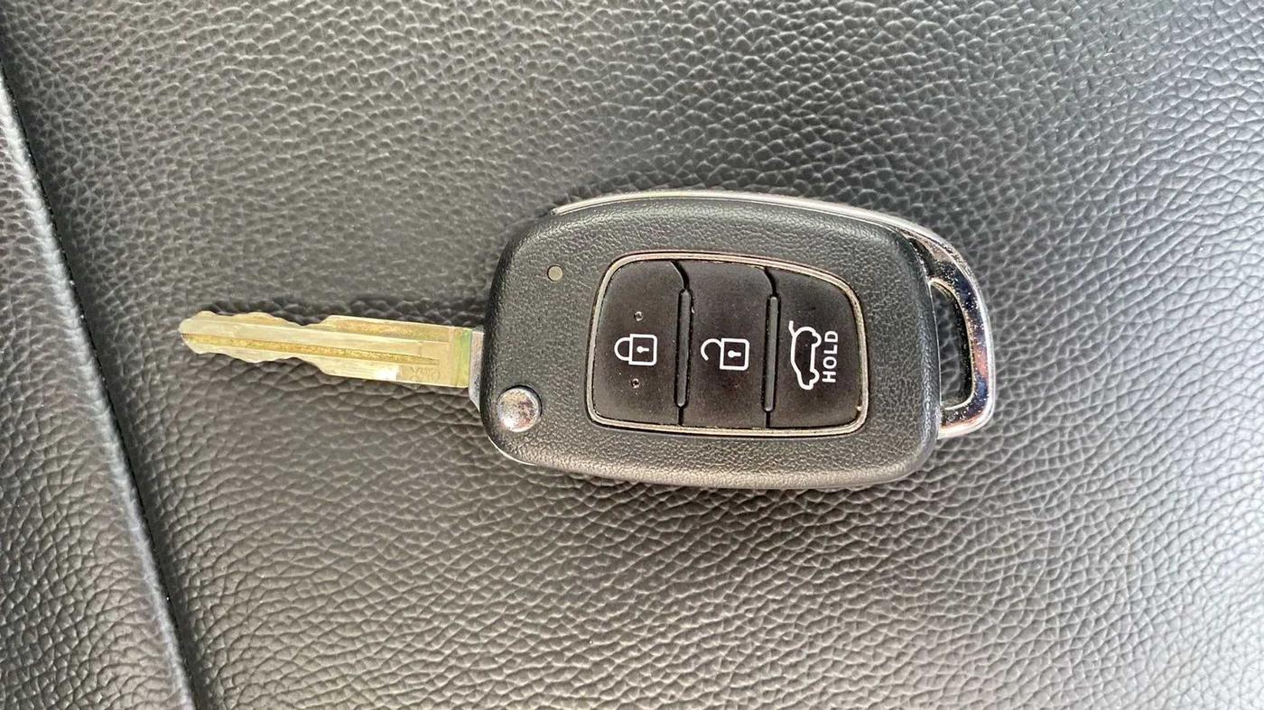 2020 Hyundai VENUE S+ 1.2, Petrol, Manual, 85,731 km, Key Close Up