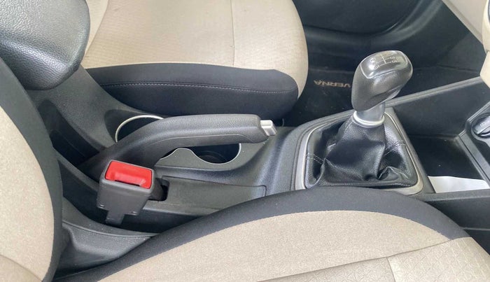2018 Hyundai Verna 1.6 VTVT SX, Petrol, Manual, 45,346 km, Gear Lever