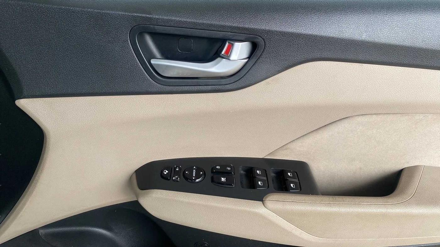 2018 Hyundai Verna 1.6 VTVT SX, Petrol, Manual, 45,346 km, Driver Side Door Panels Control