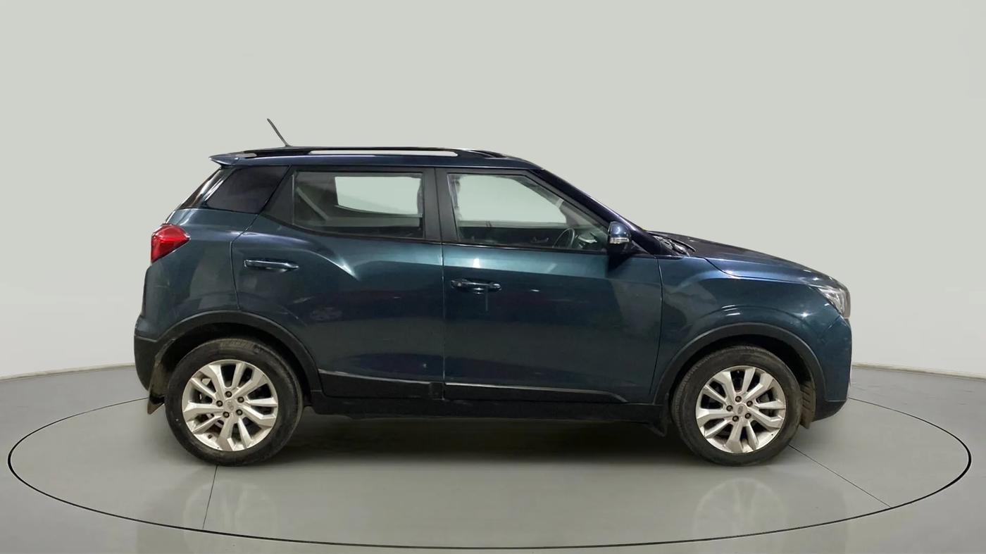 2019 Mahindra XUV300 W8 1.5 DIESEL, Diesel, Manual, 52,332 km, Right Side View