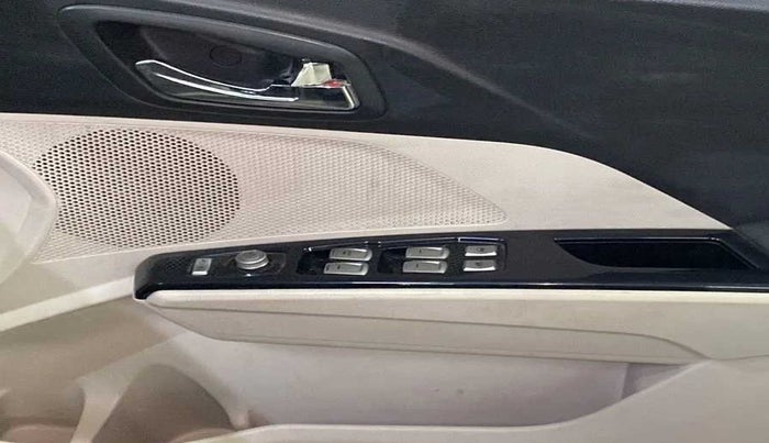 2019 Mahindra XUV300 W8 1.5 DIESEL, Diesel, Manual, 52,332 km, Driver Side Door Panels Control