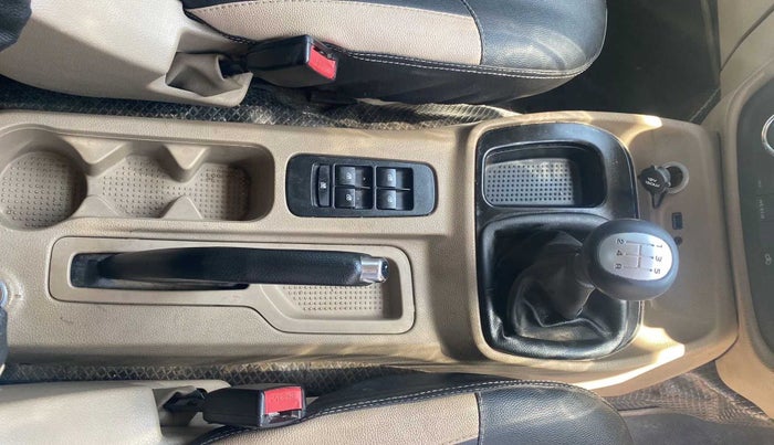 2017 Mahindra TUV300 T8, Diesel, Manual, 47,272 km, Gear Lever