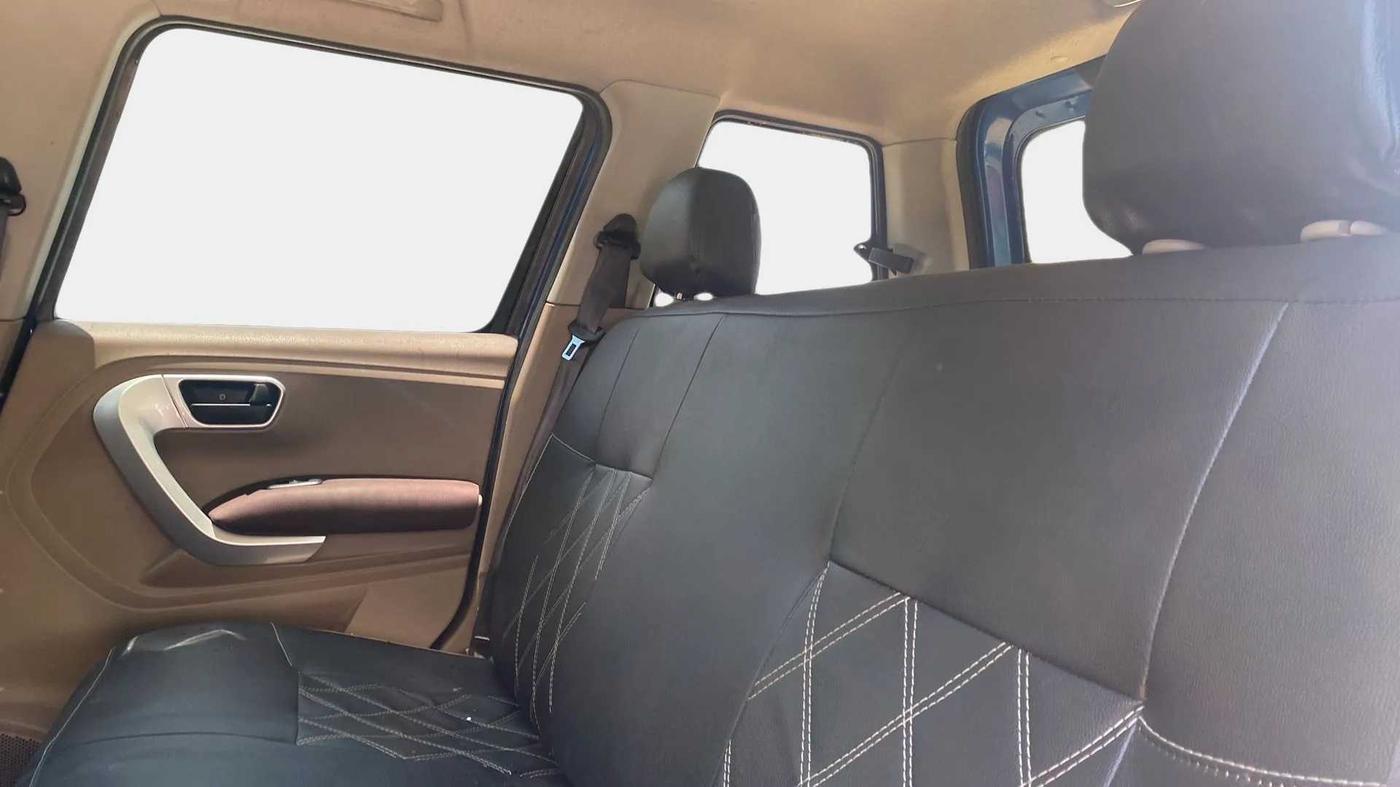 2017 Mahindra TUV300 T8, Diesel, Manual, 47,272 km, Right Side Rear Door Cabin
