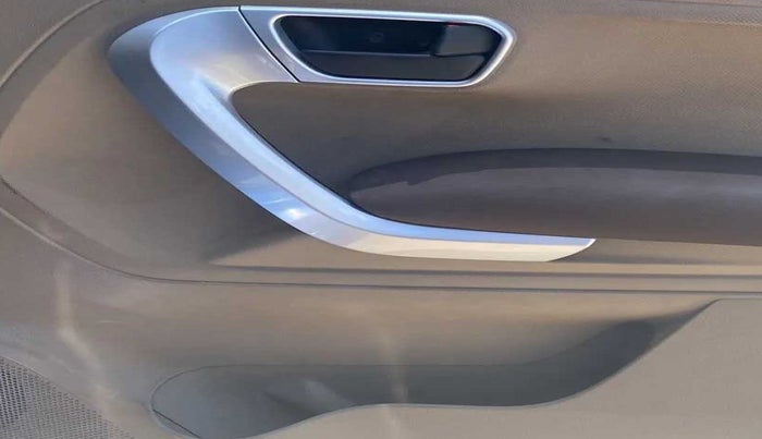 2017 Mahindra TUV300 T8, Diesel, Manual, 47,272 km, Driver Side Door Panels Control