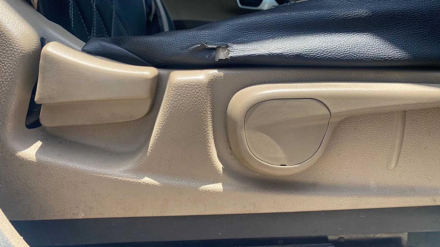 2017 Mahindra TUV300 T8, Diesel, Manual, 47,272 km, Driver Side Adjustment Panel