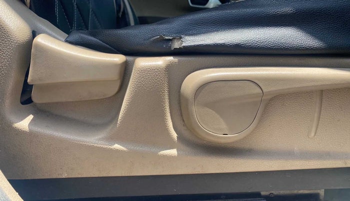 2017 Mahindra TUV300 T8, Diesel, Manual, 47,272 km, Driver Side Adjustment Panel