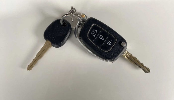 2021 Hyundai VENUE S+ 1.2, Petrol, Manual, 22,280 km, Key Close Up