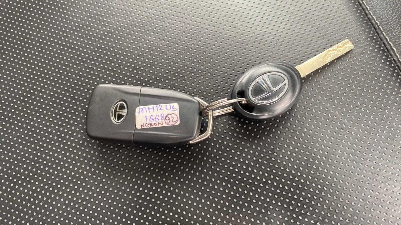 2022 Tata NEXON XM SUNROOF PETROL, CNG, Manual, 9,349 km, Key Close Up