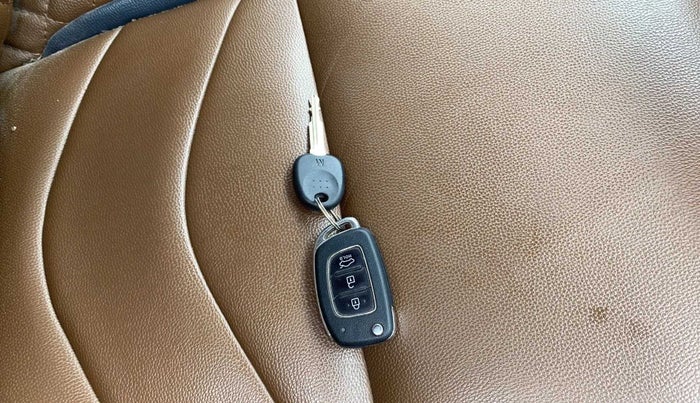 2020 Hyundai AURA S 1.2 CNG, CNG, Manual, 90,714 km, Key Close Up