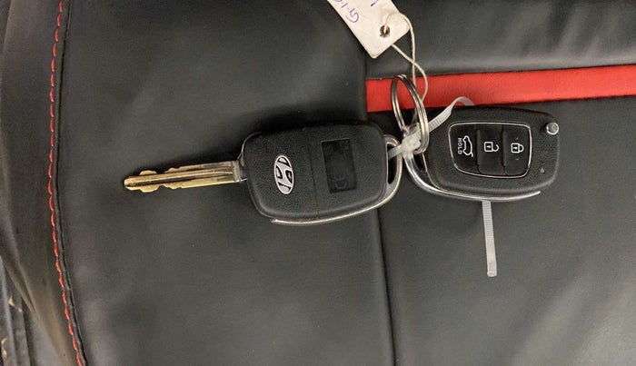 2016 Hyundai Creta E PLUS 1.6 PETROL, CNG, Manual, 67,741 km, Key Close Up