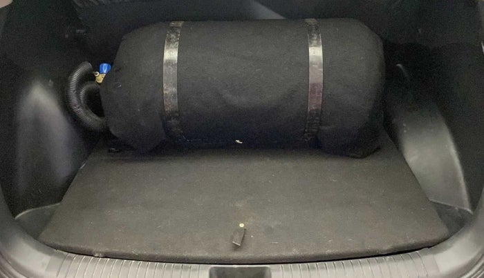 2016 Hyundai Creta E PLUS 1.6 PETROL, CNG, Manual, 67,741 km, Boot Inside