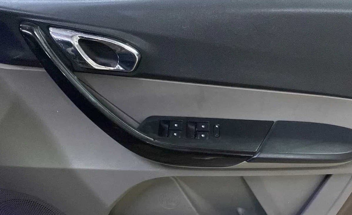 2017 Tata Tiago XZA PETROL, Petrol, Automatic, 33,834 km, Driver Side Door Panels Control