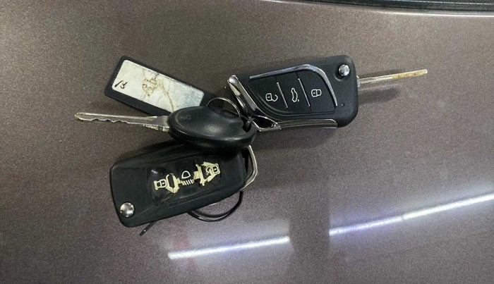 2017 Tata Tiago XZA PETROL, Petrol, Automatic, 33,834 km, Key Close Up