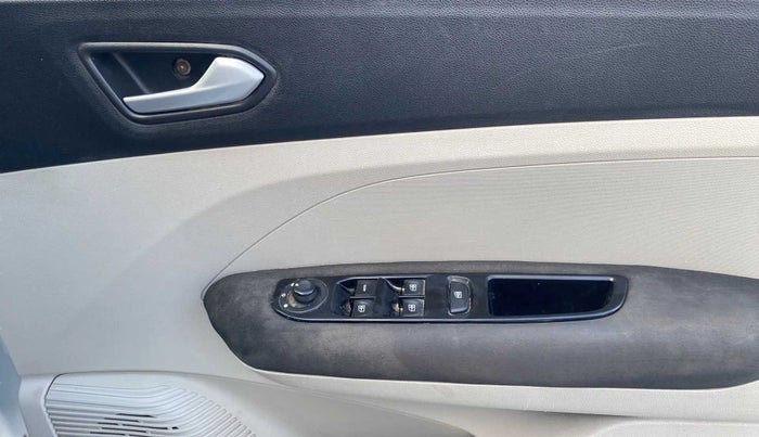 2019 Renault TRIBER RXZ, Petrol, Manual, 59,437 km, Driver Side Door Panels Control