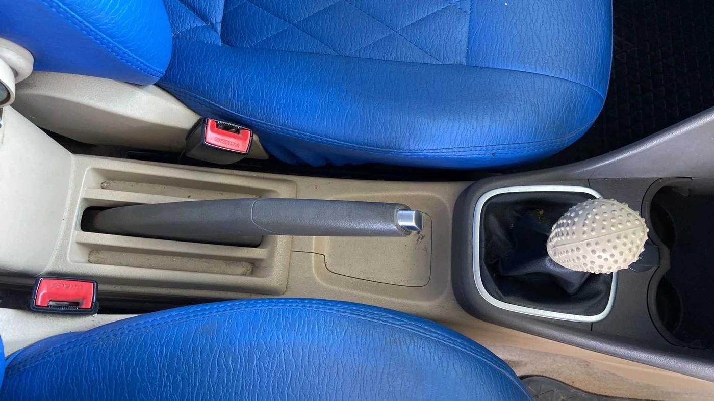 2016 Volkswagen Vento HIGHLINE 1.6 MPI, Petrol, Manual, 95,831 km, Gear Lever