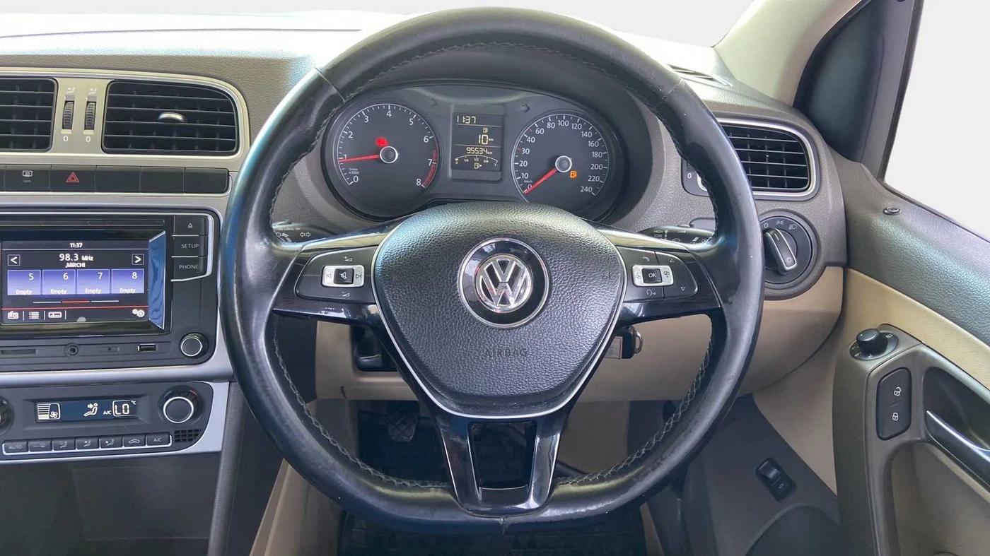 2016 Volkswagen Vento HIGHLINE 1.6 MPI, Petrol, Manual, 95,831 km, Steering Wheel Close Up