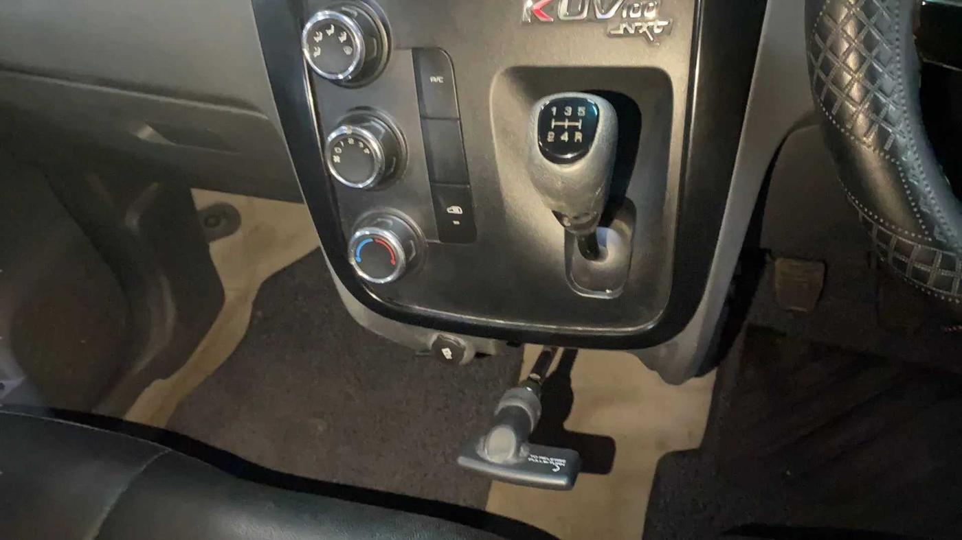 2018 Mahindra KUV 100 NXT K4+ P 6 STR, Petrol, Manual, 40,980 km, Gear Lever