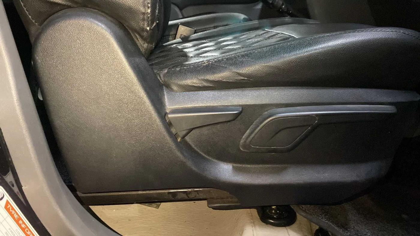 2018 Mahindra KUV 100 NXT K4+ P 6 STR, Petrol, Manual, 40,980 km, Driver Side Adjustment Panel