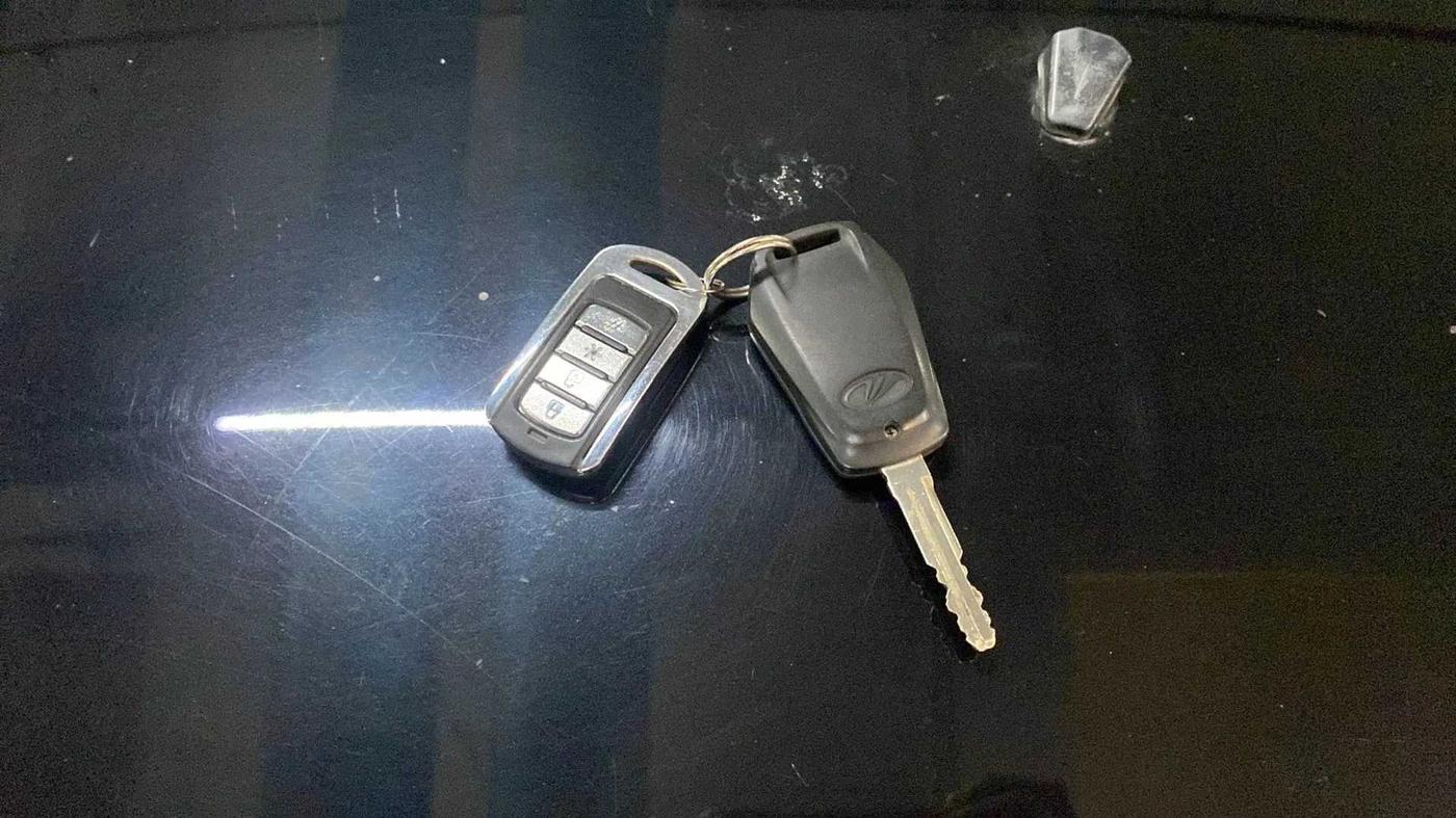 2018 Mahindra KUV 100 NXT K4+ P 6 STR, Petrol, Manual, 40,980 km, Key Close Up