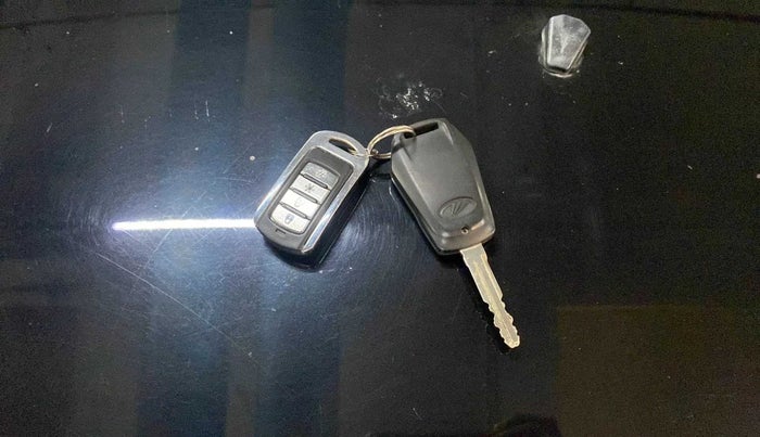 2018 Mahindra KUV 100 NXT K4+ P 6 STR, Petrol, Manual, 40,980 km, Key Close Up