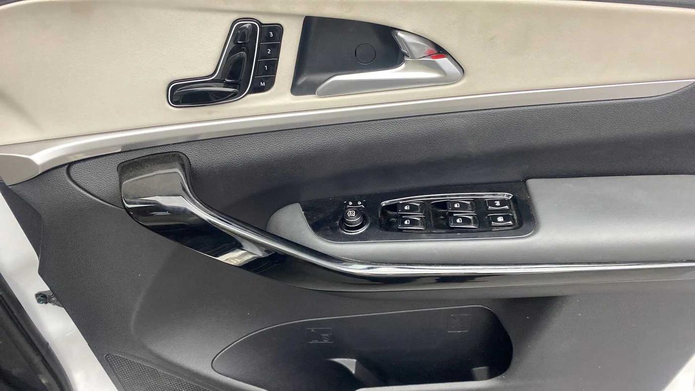 2022 Mahindra XUV700 AX 7 P MT 7 STR, Petrol, Manual, 16,993 km, Driver Side Door Panels Control