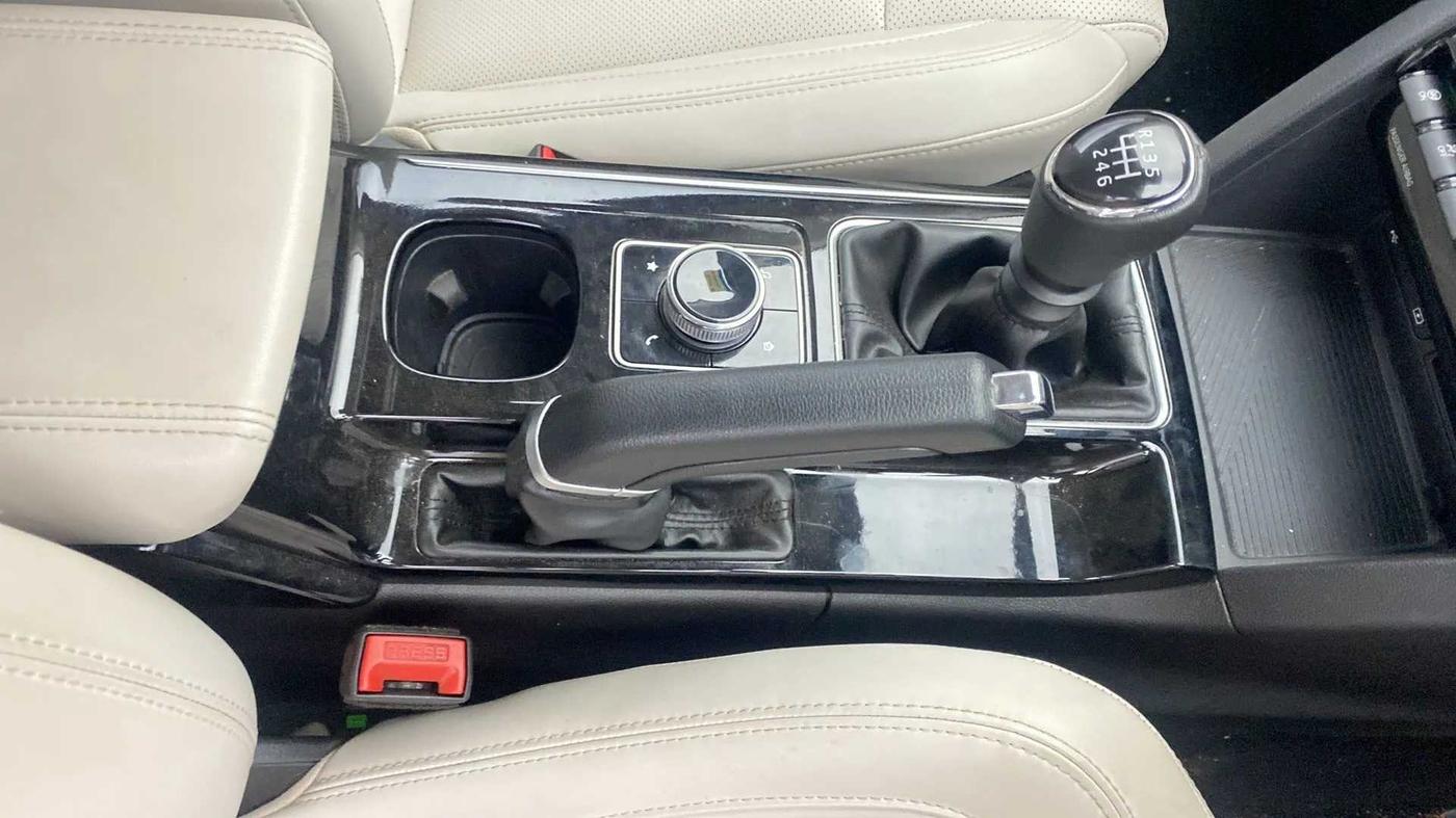 2022 Mahindra XUV700 AX 7 P MT 7 STR, Petrol, Manual, 16,993 km, Gear Lever