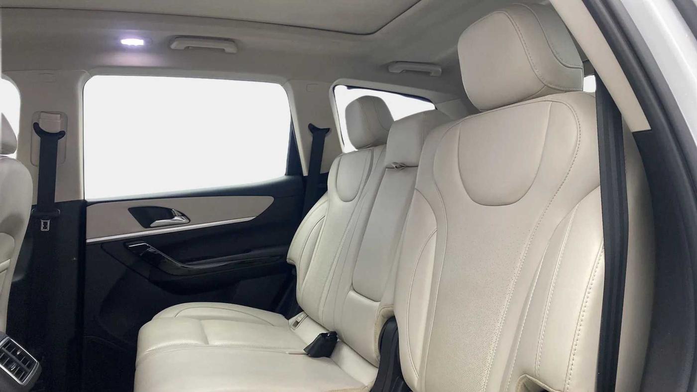 2022 Mahindra XUV700 AX 7 P MT 7 STR, Petrol, Manual, 16,993 km, Right Side Rear Door Cabin