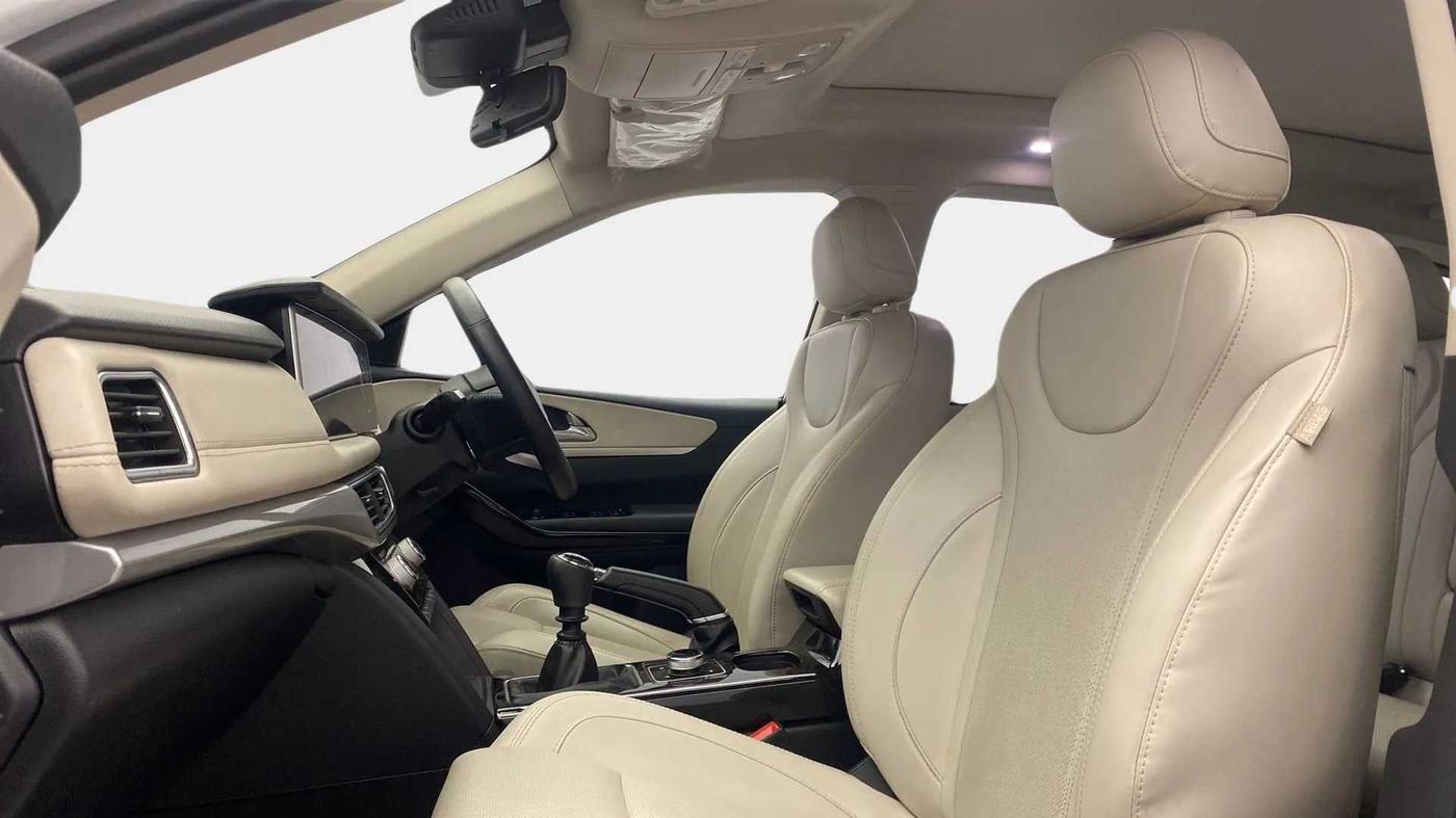 2022 Mahindra XUV700 AX 7 P MT 7 STR, Petrol, Manual, 16,993 km, Right Side Front Door Cabin