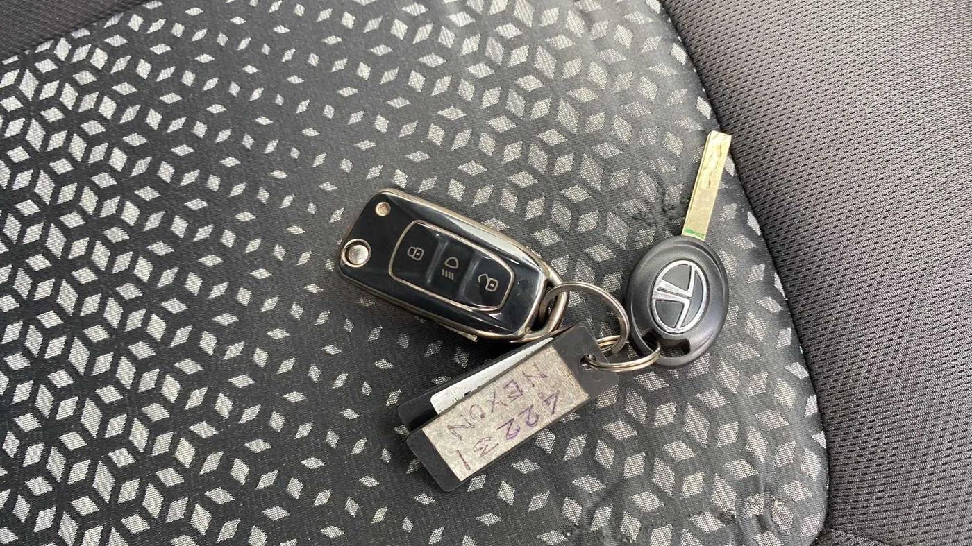 2019 Tata NEXON XT PLUS PETROL, Petrol, Manual, 32,063 km, Key Close Up