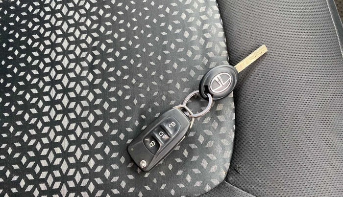 2019 Tata NEXON XM PETROL, Petrol, Manual, 38,247 km, Key Close Up