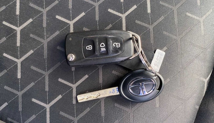 2021 Tata NEXON XM PETROL, Petrol, Manual, 43,197 km, Key Close Up