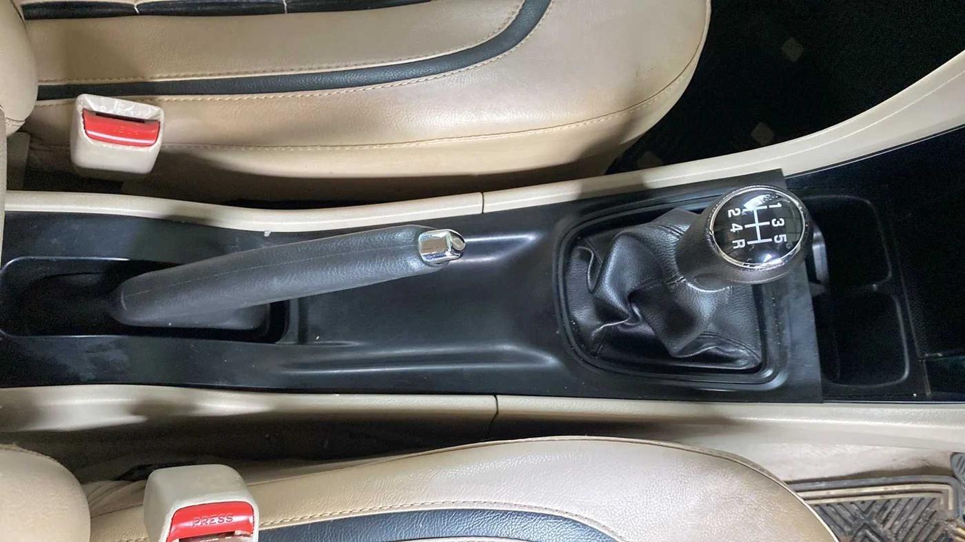 2015 Maruti Ciaz VXI, Petrol, Manual, 1,18,660 km, Gear Lever