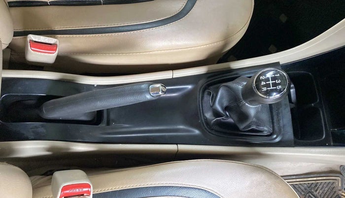 2015 Maruti Ciaz VXI, Petrol, Manual, 1,18,660 km, Gear Lever