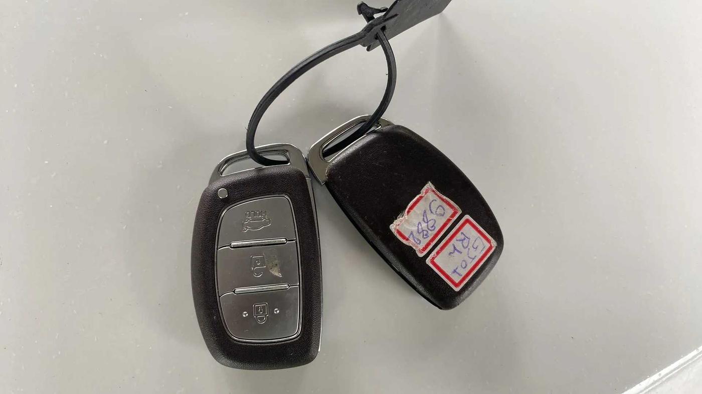 2015 Hyundai Grand i10 ASTA AT 1.2 KAPPA VTVT, Petrol, Automatic, 1,16,080 km, Key Close Up