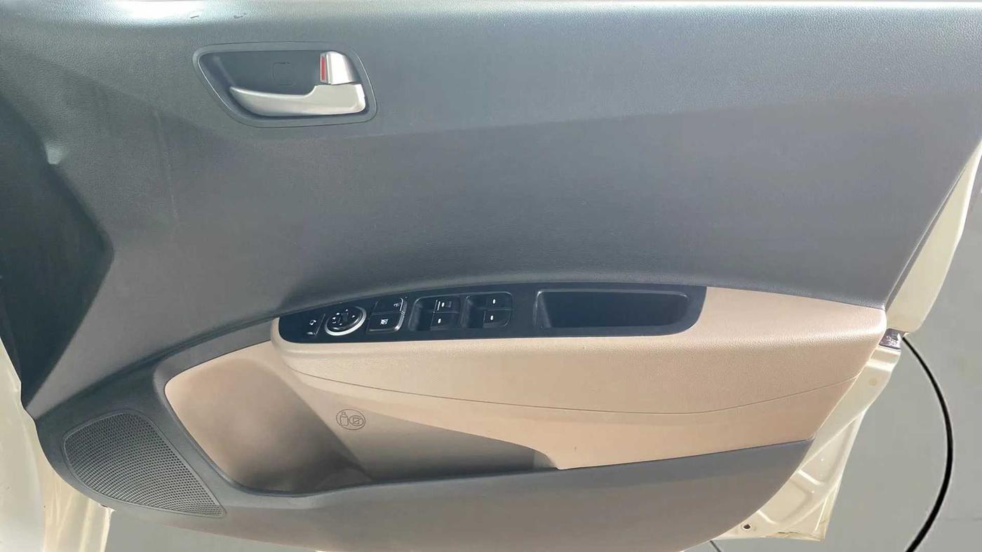 2015 Hyundai Grand i10 ASTA AT 1.2 KAPPA VTVT, Petrol, Automatic, 1,16,080 km, Driver Side Door Panels Control