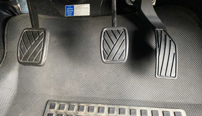 2017 Maruti Swift VXI, Petrol, Manual, 63,695 km, Pedals