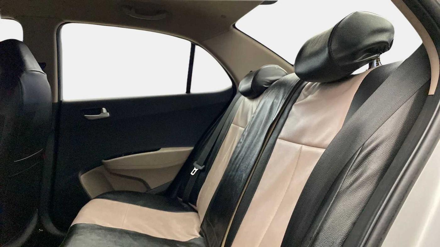 2015 Hyundai Xcent S (O) 1.2, Petrol, Manual, 66,161 km, Right Side Rear Door Cabin