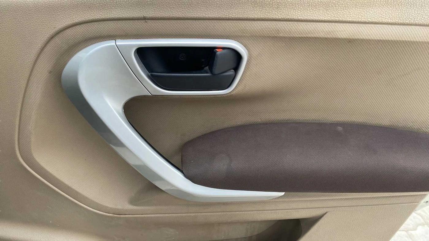 2016 Mahindra TUV300 T8, Diesel, Manual, 1,14,888 km, Driver Side Door Panels Control