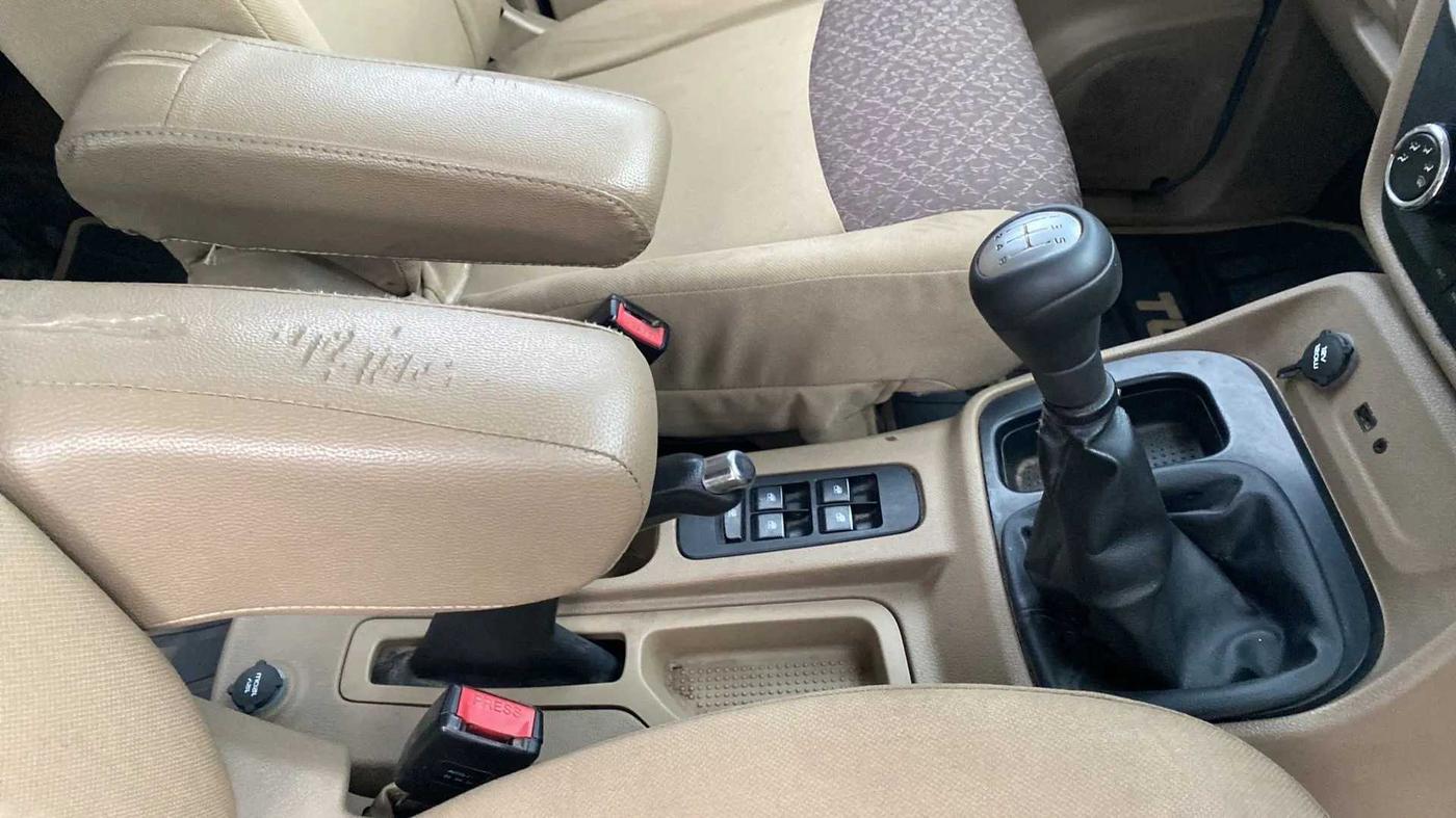 2016 Mahindra TUV300 T8, Diesel, Manual, 1,14,888 km, Gear Lever