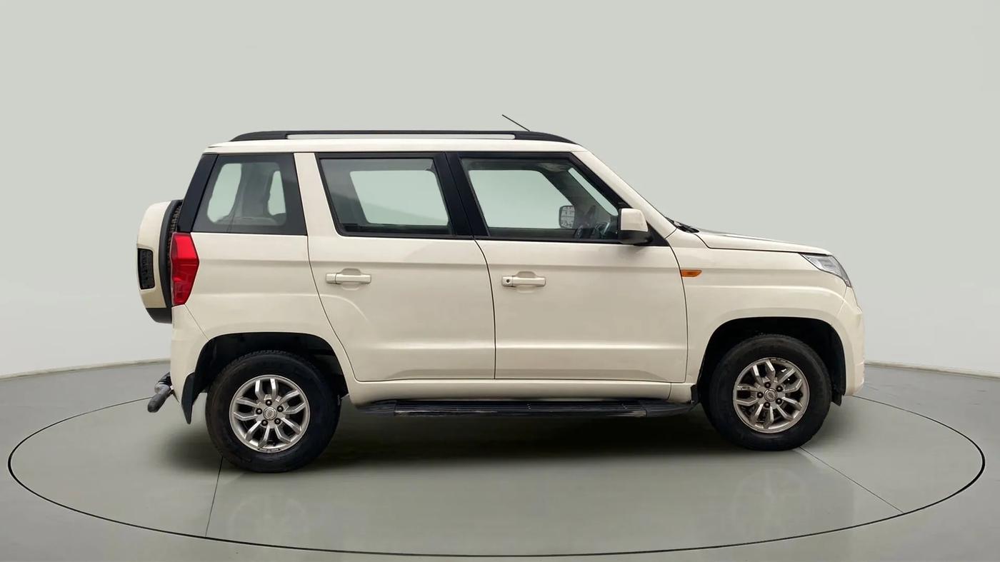 2016 Mahindra TUV300 T8, Diesel, Manual, 1,14,888 km, Right Side View