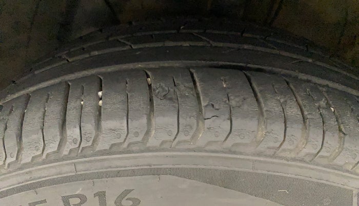 2020 Hyundai NEW I20 SPORTZ 1.2 AT, Petrol, Automatic, 23,296 km, Left Front Tyre Tread