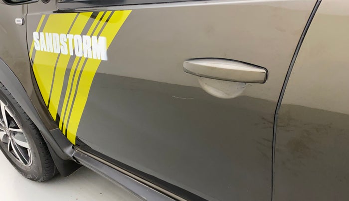 2017 Renault Duster 110 PS RXS SANDSTORM EDITION DIESEL, Diesel, Manual, 74,704 km, Front passenger door - Graphic sticker